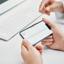 OMRON Misuratore Pressione con ECG | Farma di Fiducia